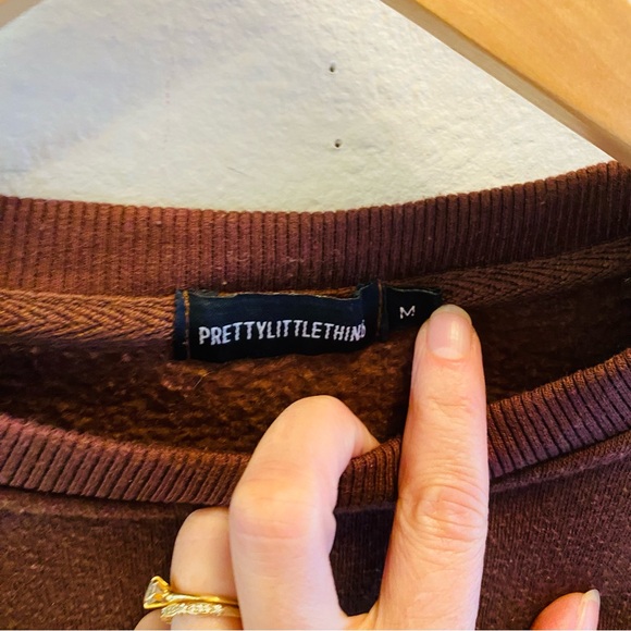 ⭐️ PRETTY LITTLE THING Established 2012 Maroon Crew Neck Sweatshirt - Picture 4 of 5